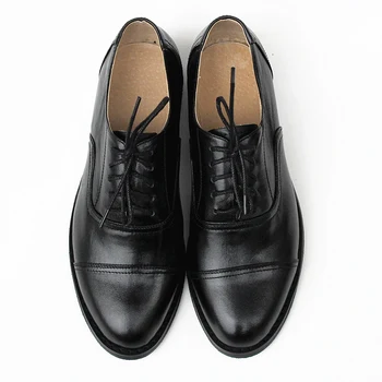 Черные туфли с перфорацией типа 